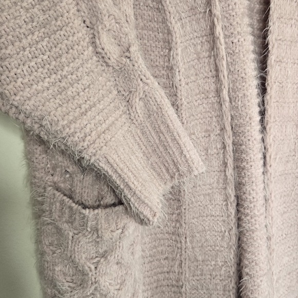 EVEREVE Blush Pink Oversized Fuzzy Eyelash Cable Knit Chunky Cardigan - Picture 7 of 7